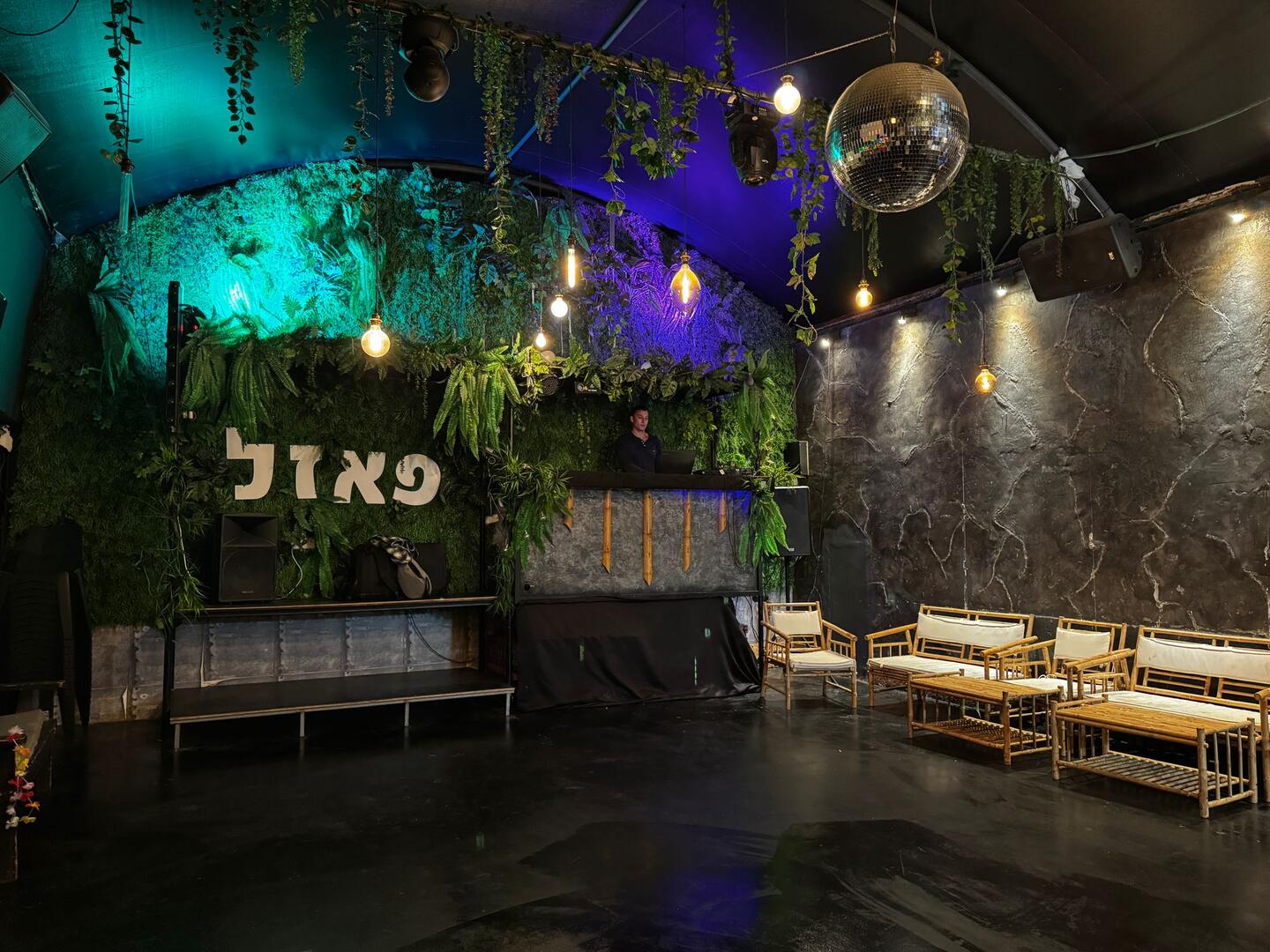 לופט מועדון הפאזל מרכז  16  נופש - וי פור ויקיישן - V for Vacation